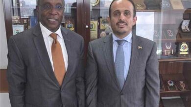 القائم بالأعمال في نيروبي يبحث مع مسؤول كيني إقامة شراكة في مجال التدريب وبناء القدرات