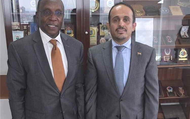 القائم بالأعمال في نيروبي يبحث مع مسؤول كيني إقامة شراكة في مجال التدريب وبناء القدرات