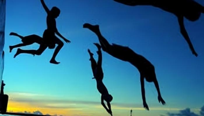 القفز في المياه الباردة.. كيف يمكن أن يتسبب في غرقك؟