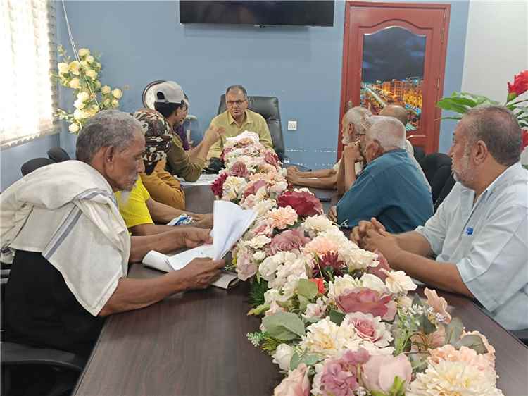 القلعة يلتقي المواطنين لمناقشة أوضاع المياه ويؤكد منع بيعها في المناطق المرتفعة
