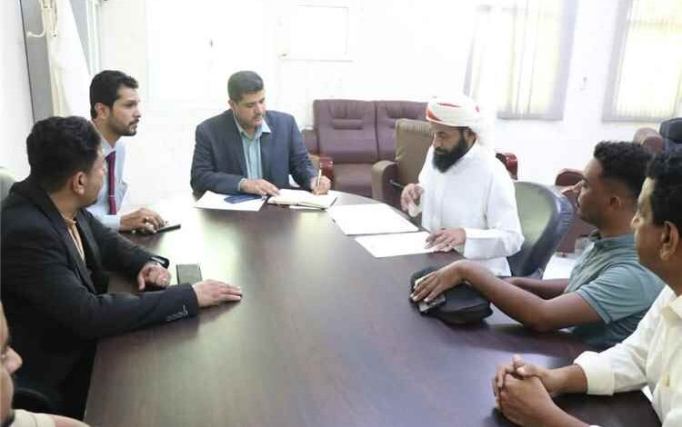 الكثيري يسلّم موقع تنفيذ منظومة الطاقة الشمسية بالمختبر المركزي للصحة العامة بساحل حضرموت.