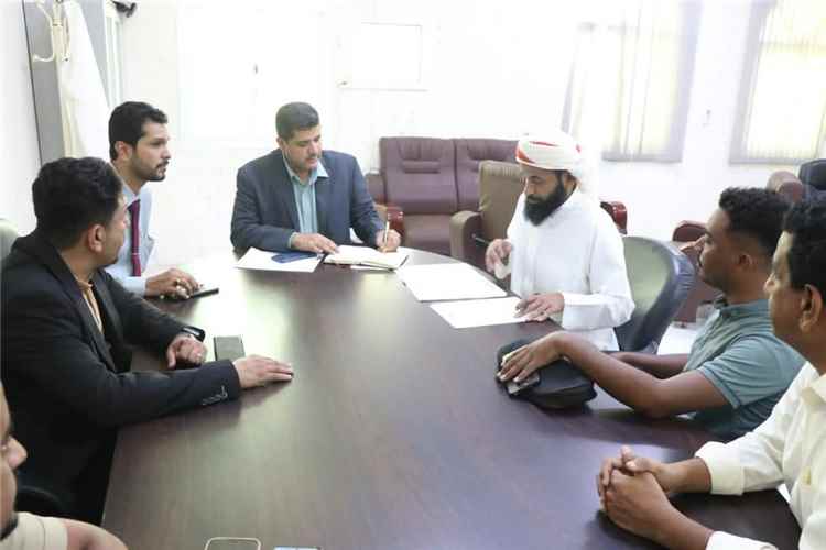 الكثيري يسلّم موقع تنفيذ منظومة الطاقة الشمسية بالمختبر المركزي للصحة العامة بساحل حضرموت.
