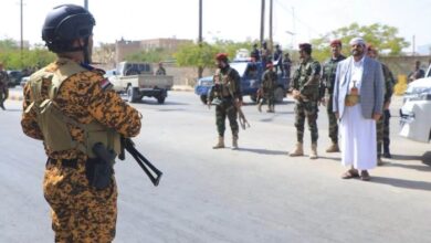 اللواء سلطان العرادة يشيد بجاهزية القوات الأمنية في مأرب خلال مسير عسكري لشرطة المنشآت