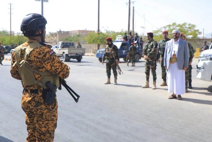 اللواء سلطان العرادة يشيد بجاهزية القوات الأمنية في مأرب خلال مسير عسكري لشرطة المنشآت