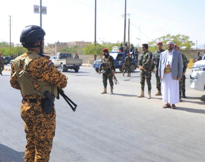 اللواء سلطان العرادة يشيد بجاهزية القوات الأمنية في مأرب خلال مسير عسكري لشرطة المنشآت