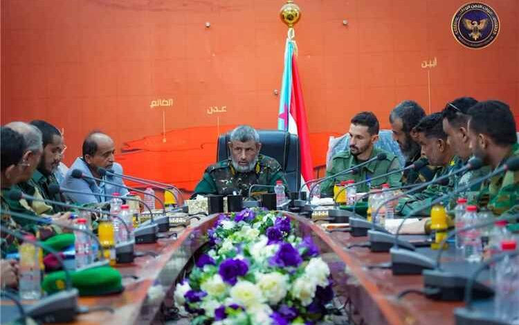 اللواء عبدالسلام الجمالي يترأس اجتماعًا لقيادة التوجيه المعنوي والعلاقات العامة لتطوير الأداء