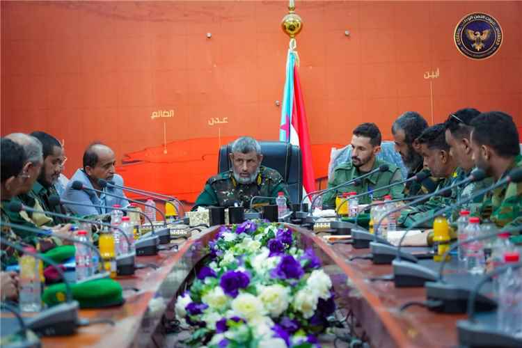 اللواء عبدالسلام الجمالي يترأس اجتماعًا لقيادة التوجيه المعنوي والعلاقات العامة لتطوير الأداء
