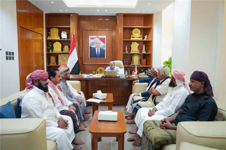 المحافظ الخنبشي يشيد بالدور الوطني  لكندة ويبحث مع وفد مكتب قبيلة كندة بالوادي والصحراء مستجدات الأوضاع بالمحافظة