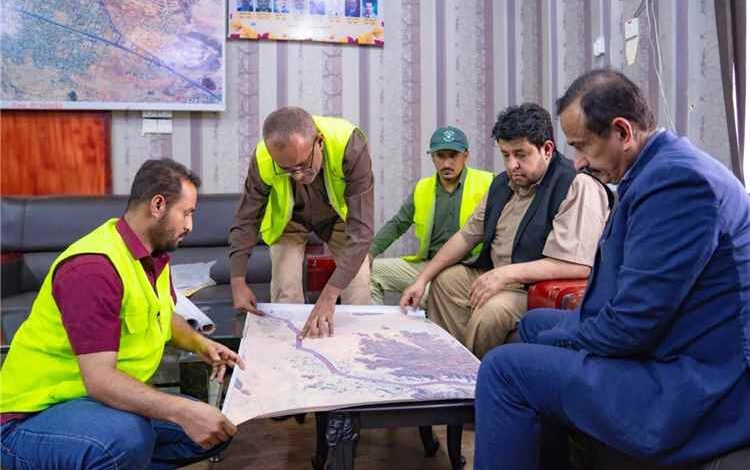 المحافظ بن الوزير يؤكد أهمية الدراسات الهندسية لحواجز تغذية المياه الجوفية ويشدد على تسريع المعالجات لمواجهة شح المياه