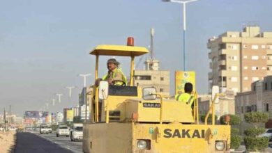 المحافظ بن الوزير يتابع سير الإنجاز في مشروع تأهيل وتوسعة شارع الأربعين بمدينة عتق