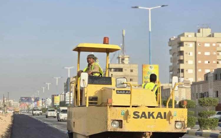 المحافظ بن الوزير يتابع سير الإنجاز في مشروع تأهيل وتوسعة شارع الأربعين بمدينة عتق