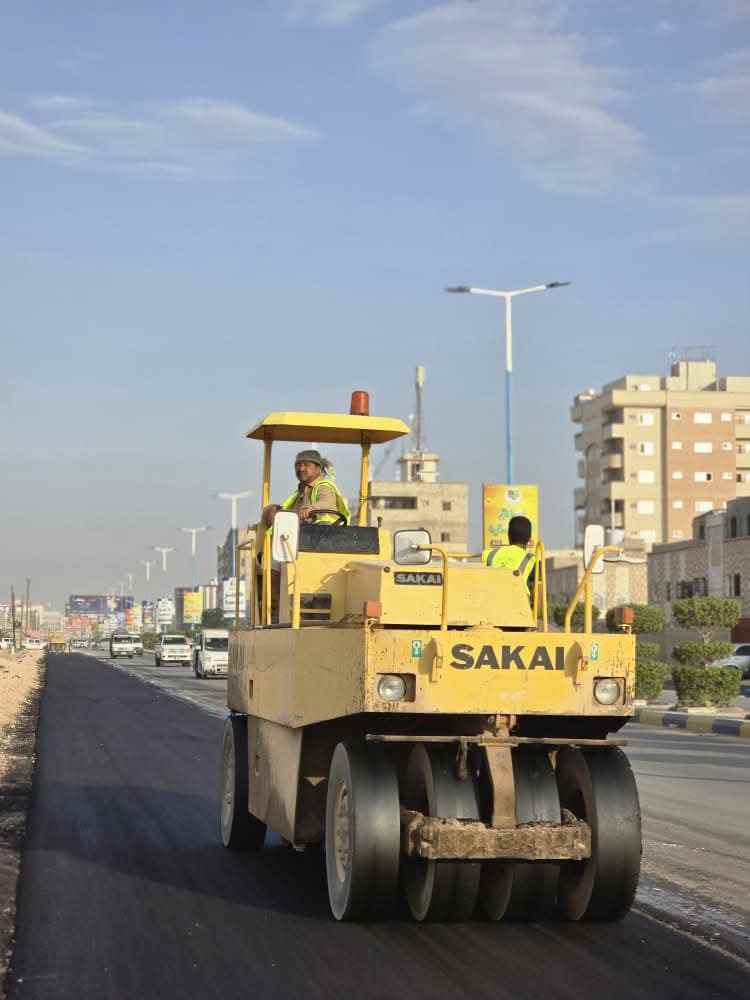 المحافظ بن الوزير يتابع سير الإنجاز في مشروع تأهيل وتوسعة شارع الأربعين بمدينة عتق