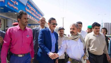 المحافظ بن الوزير يدشن أعمال مشروع توسعة وتأهيل شارع الأربعين بمدينة عتق.