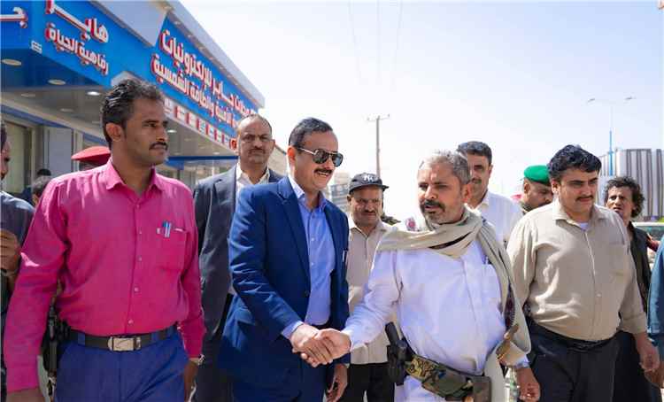 المحافظ بن الوزير يدشن أعمال مشروع توسعة وتأهيل شارع الأربعين بمدينة عتق.