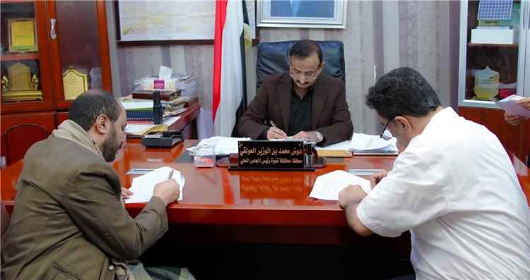 المحافظ بن الوزير يصادق على عقد تنفيذ مشروع إنشاء مبنى المؤسسة العامة للكهرباء – فرع شبوة