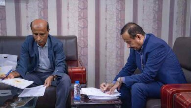 المحافظ بن الوزير يصادق على مذكرة تفاهم لإنشاء مجمع تربوي متكامل بمدينة عتق بتمويل كويتي.
