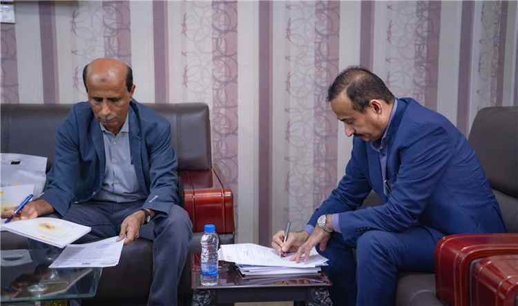 المحافظ بن الوزير يصادق على مذكرة تفاهم لإنشاء مجمع تربوي متكامل بمدينة عتق بتمويل كويتي.