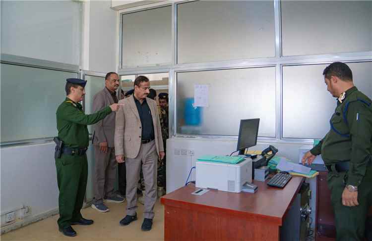 المحافظ بن الوزير يطّلع على نشاط فرع مصلحة الجوازات ويوجه بتسهيل الإجراءات للمواطنين