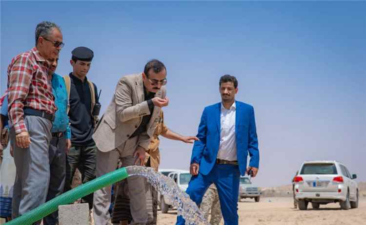 المحافظ بن الوزير يفتتح مشروع مياه نعضة ويؤكد مواصلة التوسع في مشاريع الأمن المائي والتنمية الخدمية