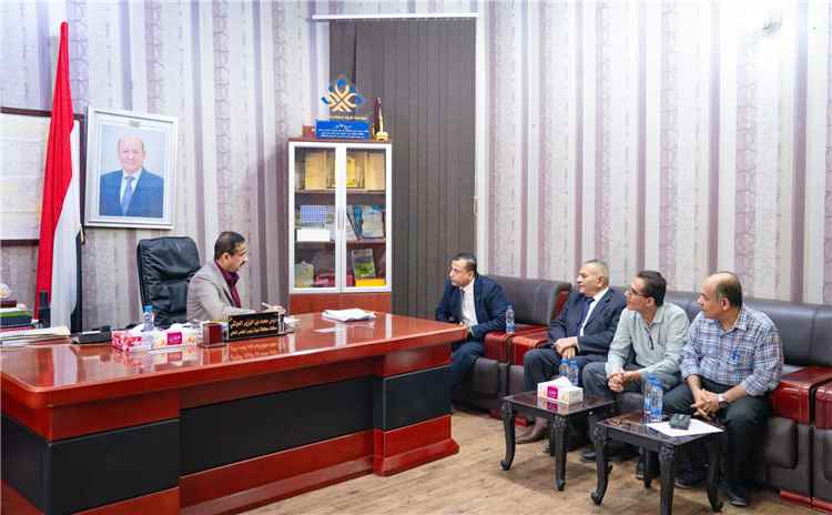 المحافظ بن الوزير يناقش الترتيبات النهائية لافتتاح فرع المجلس الطبي للتخصصات الطبية بشبوة