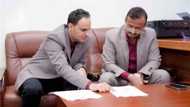 المحافظ بن الوزير يناقش مع مدير فرع مؤسسة الطرق والجسور أبرز مشاريع صيانة وتأهيل طرق محافظة شبوة