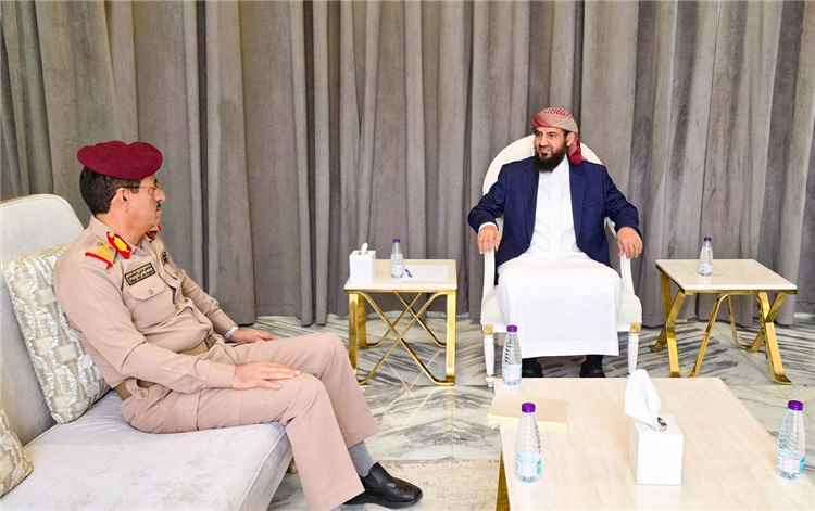 المحرّمي يستقبل وزير الدفاع ويشدد على رفع الجاهزية القتالية لمواجهة التصعيد الحوثي