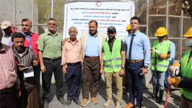 المدير التنفيذي لصندوق النظافة بعدن يدشن العمل بمعدات الهلال الأحمر في فتح مجاري السيول بكريتر