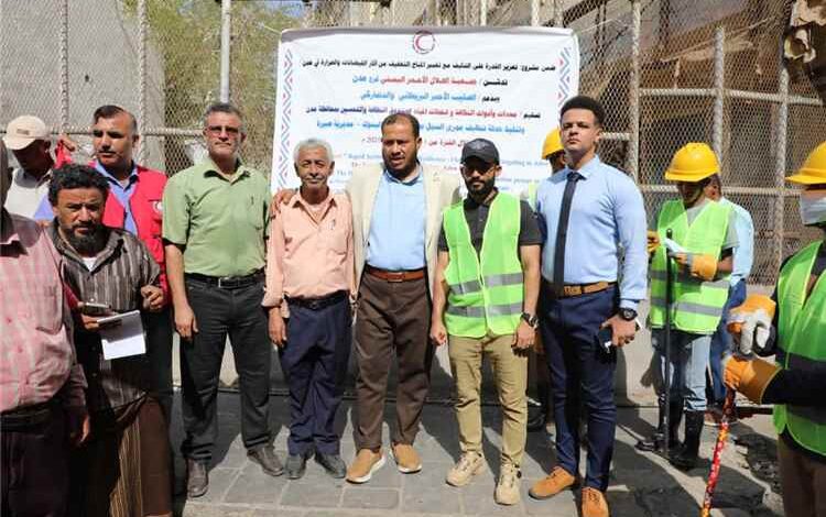 المدير التنفيذي لصندوق النظافة بعدن يدشن العمل بمعدات الهلال الأحمر في فتح مجاري السيول بكريتر