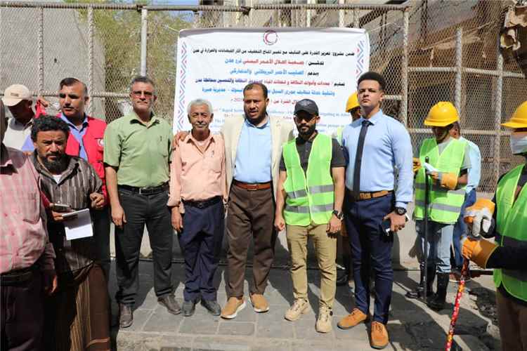 المدير العام لصندوق النظافة بعدن يدشن العمل بالمعدات المقدمة من الهلال الأحمر
