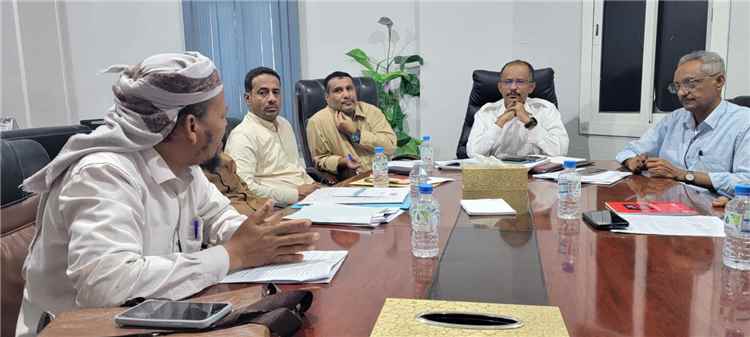 المدير العام لمؤسسة المياه بساحل حضرموت يلتقي مدراء الفروع ويطّلع على الأوضاع المالية والإدارية والفنية بها