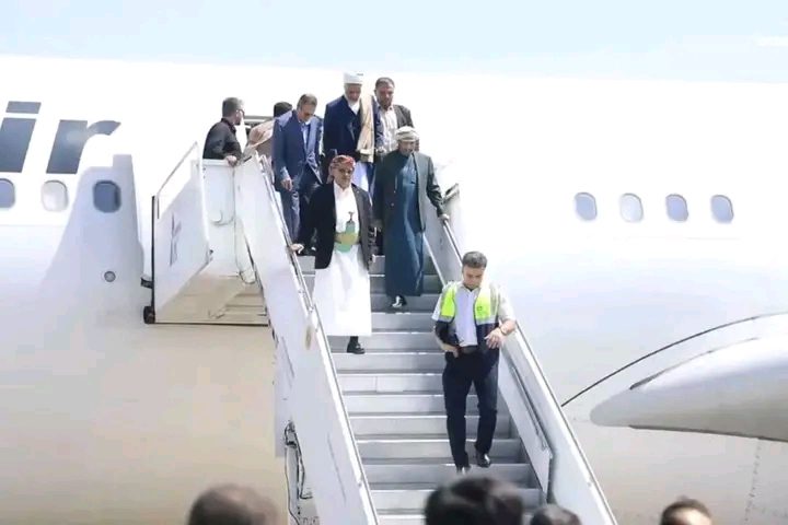 المكاسب والخسائر لـ ''معركة الاثنين'' بشأن الطائرة الإيرانية وقصف مطار صنعاء
