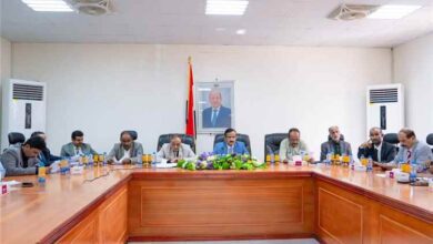 المكتب التنفيذي بشبوة يرحب بقرار استئناف تصدير النفط ويدين الاعتداءات الحوثية على الملاحة الدولية.