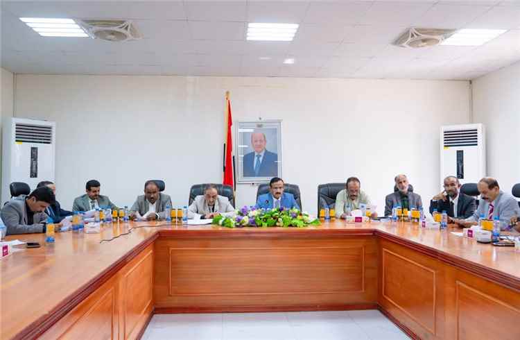المكتب التنفيذي بشبوة يرحب بقرار استئناف تصدير النفط ويدين الاعتداءات الحوثية على الملاحة الدولية.