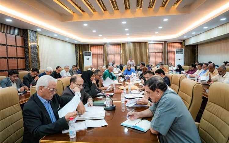 المكتب التنفيذي بمحافظة عدن يناقش عدداً من الملفات الخدمية والحيوية