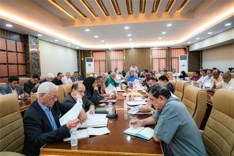 المكتب التنفيذي بمحافظة عدن يناقش عدداً من الملفات الخدمية والحيوية