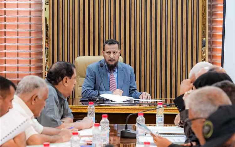 المكتب التنفيذي يؤيد مخرجات مؤتمر الشراكة بمنح السلطات المحلية حكم كامل الصلاحيات ويناقش ملفات النفط والغاز والتجارة والصناعة