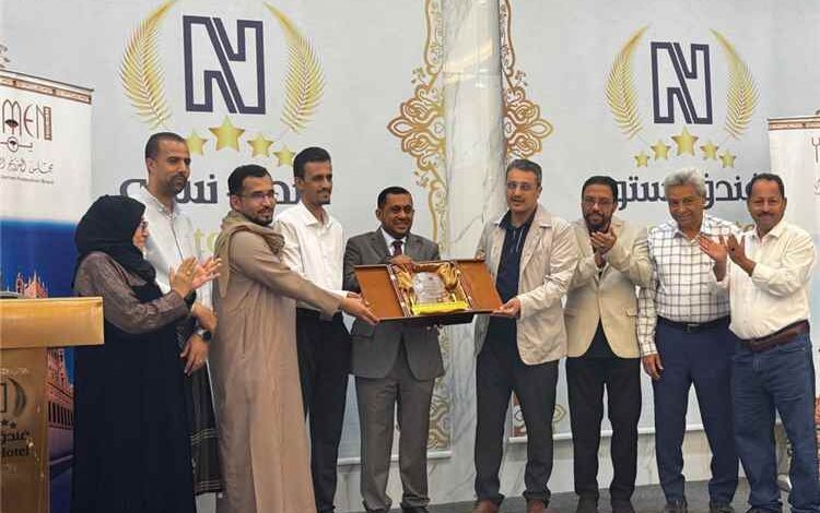 المكلا.. وزير الثقافة والسياحة يتوّج فندق نستو بجائزة أفضل منشأة سياحية ودرع التميز السياحي لعام 2026