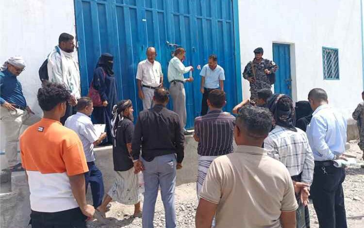 النيابة العامة تغلق مستودعًا في لحج وتباشر التحقيق في قضية غش تجاري وتقليد علامات عالمية