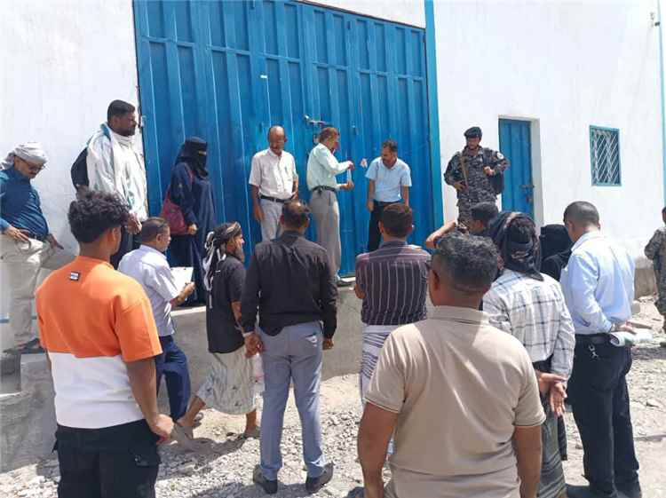 النيابة العامة تغلق مستودعًا في لحج وتباشر التحقيق في قضية غش تجاري وتقليد علامات عالمية