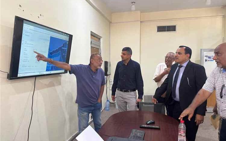 الوزير السقطري يتفقد سير العمل في قطاعي الزراعة والأسماك بديوان عام الوزارة