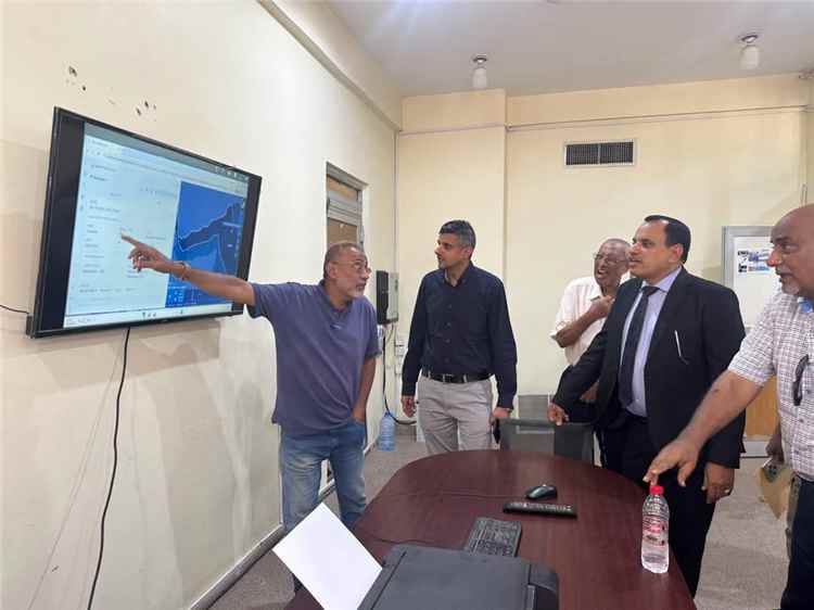 الوزير السقطري يتفقد سير العمل في قطاعي الزراعة والأسماك بديوان عام الوزارة