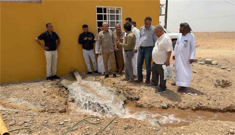 الوزير الشرجبي يتفقد حقل مياه فوري غرب مدينة الغيضة