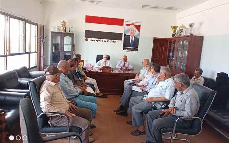 الوكيل الاكحلي يلتقي قيادة التربية والتعليم ورؤساء الشعب والإدارات المستقلة