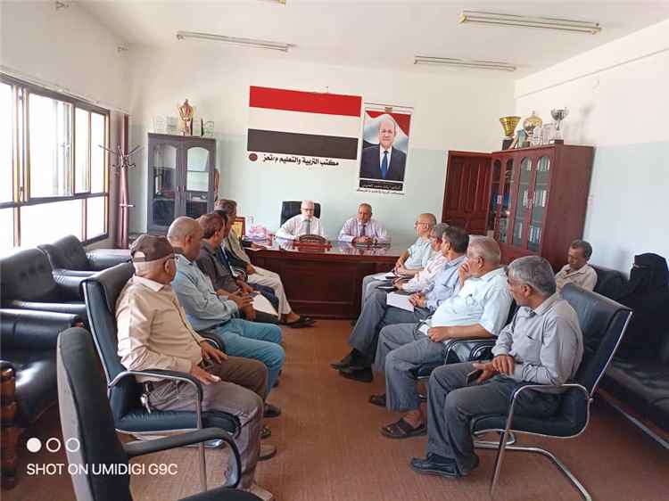 الوكيل الاكحلي يلتقي قيادة التربية والتعليم ورؤساء الشعب والإدارات المستقلة