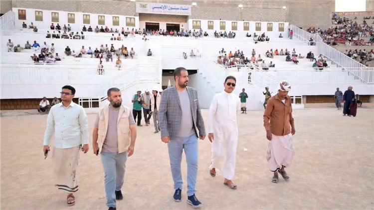 الوكيل الجهوري يبحث مع مؤسسة "الناصر" للتنمية خطة التأهيل للاستاد الأولمبي بسيئون