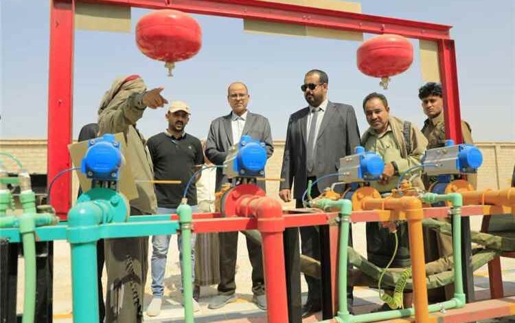 الوكيل الجهوري يفتتح محطة سلطانة لتموين السيارات بالغاز المسال والخزن الاستراتيجي بسيئون