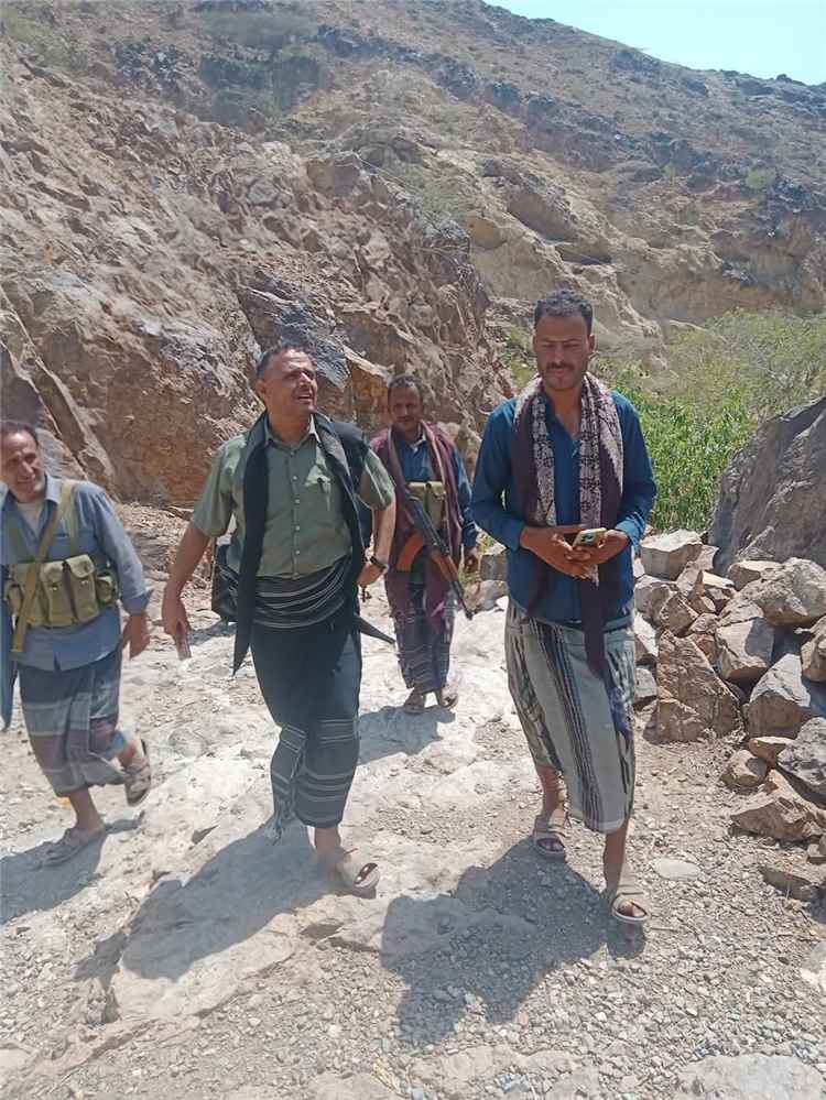 الوكيل الحسني يتفقد جبهة الأزارق غرب الضالع ويشيد بمقاتليها