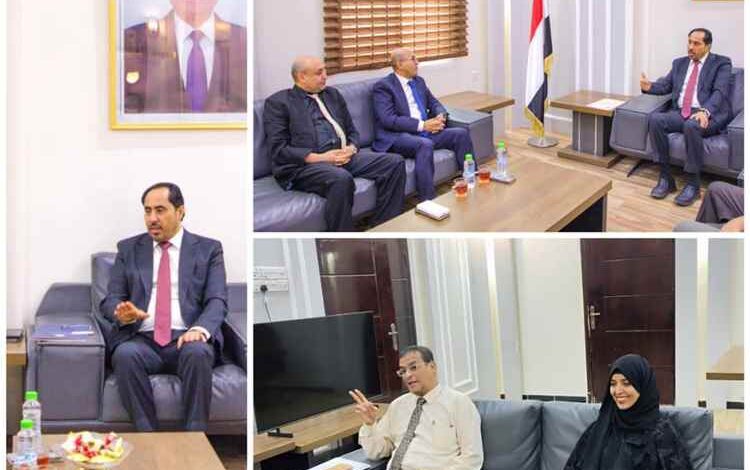 الوكيل الحيدري يناقش تدخلات منظمتي يمن آيد ويمان في القطاع الصحي