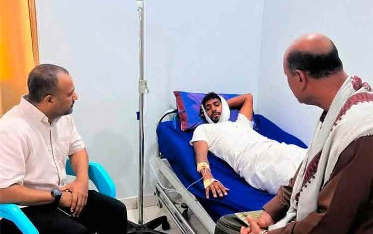 الوكيل المساعد باعلوي يطمئن على المواطن محمد بن خميس ويدين الاعتداء عليه ويشيد بإجراءات ملاحقة الجناة في أبين