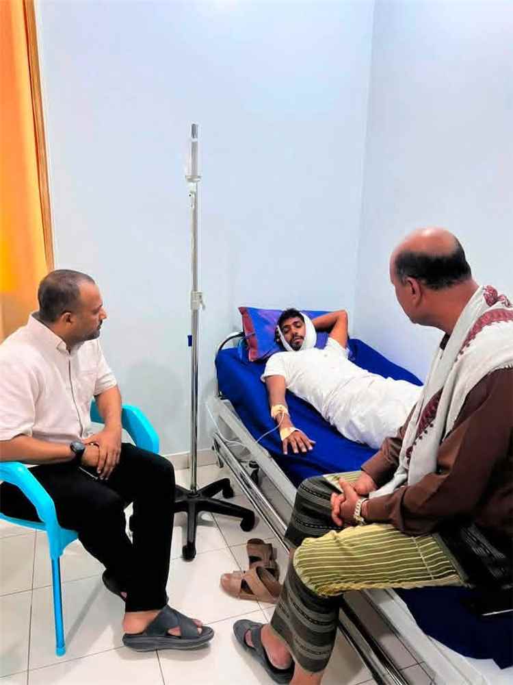 الوكيل المساعد باعلوي يطمئن على المواطن محمد بن خميس ويدين الاعتداء عليه ويشيد بإجراءات ملاحقة الجناة في أبين